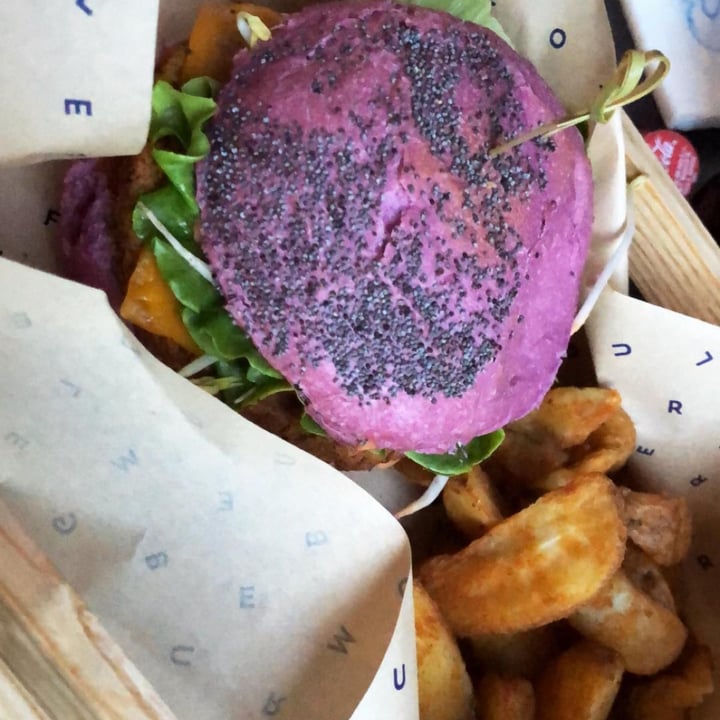 photo of Flower Burger Cheesy Cecio shared by @teslainahappyplace01 on  13 Mar 2022 - review