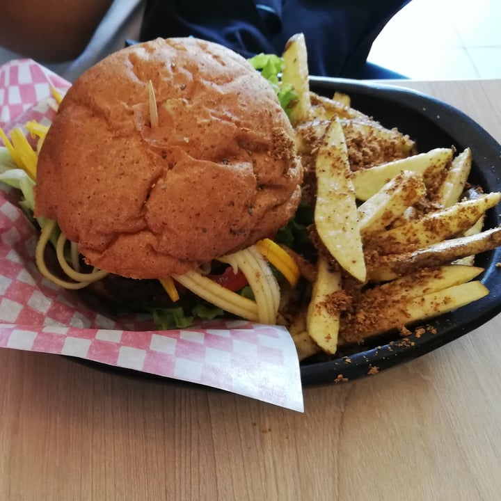 photo of La Madriguera, Alimentación Consciente Vegan burger shared by @jethypendl on  13 Sep 2020 - review