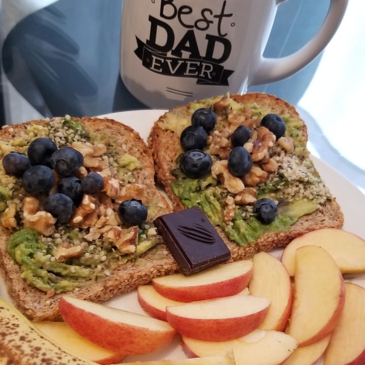 photo of Giddy Yoyo Avocado, walnuts and blueberry sandwich with a side of 100% cocoa chocolate shared by @gqvegan on  23 Jan 2021 - review