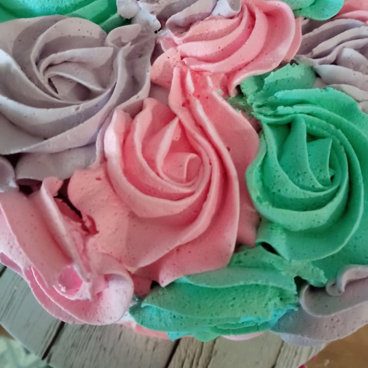 review photo of Rock steady sweets Tarta decorada con colores raros shared by @maryt on 30 Jun 2021 - review