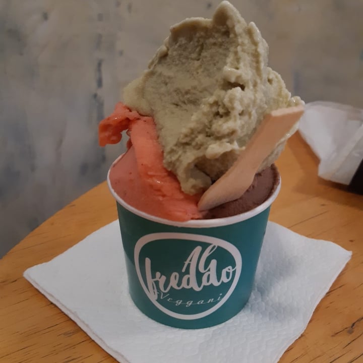 review photo of Alfreddo Veggani Gelateria Pistache, creme de avelã e morango 💚 shared by @analuciavegan on 28 Feb 2022 - review