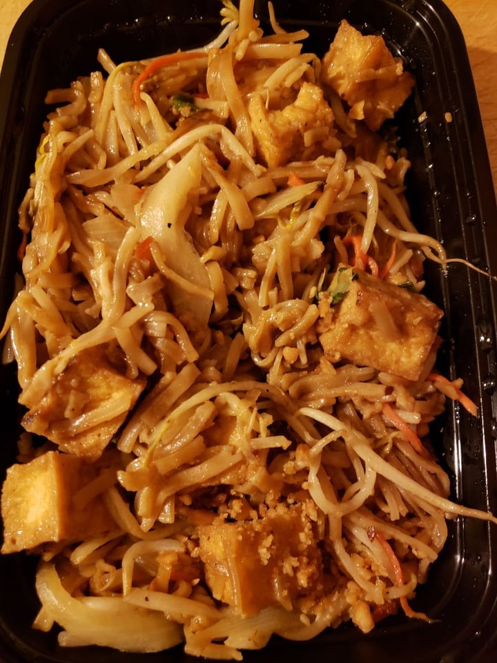 photo of Jasmine 26 Restaurant and Bar Vegan Pad Thai shared by @marilj2018 on  26 Aug 2018 - review