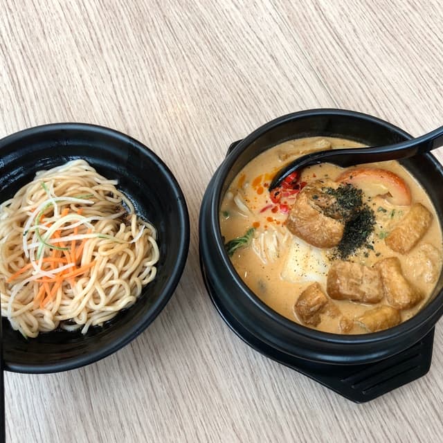 Foto do prato “Laksa Hot Pot With Noodles”