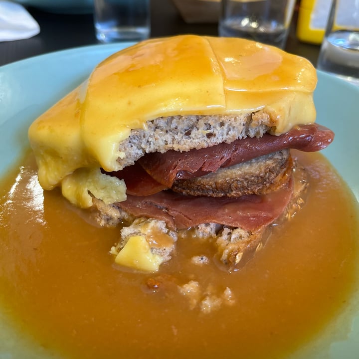 photo of Vegana By Tentúgal Francesinha shared by @laysvinagreta on  12 Jun 2022 - review