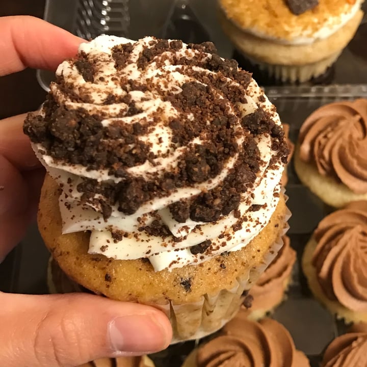 photo of Starry Lane Bakery Cookies n Cream Cupcake shared by @xtineexplores on  06 May 2021 - review