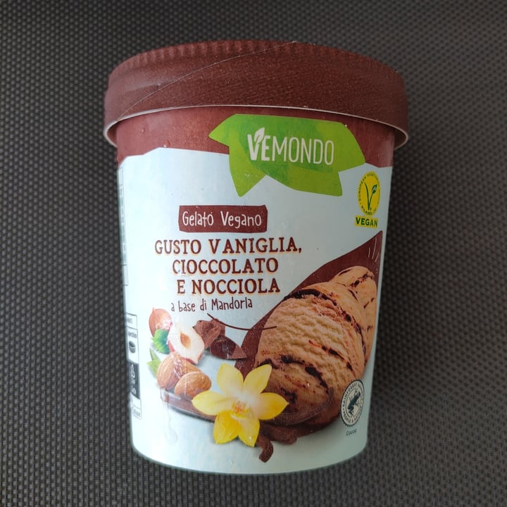 photo of Vemondo  Gelato Alla Vaniglia Cioccolato e Nocciola shared by @saretta26 on  02 Aug 2022 - review