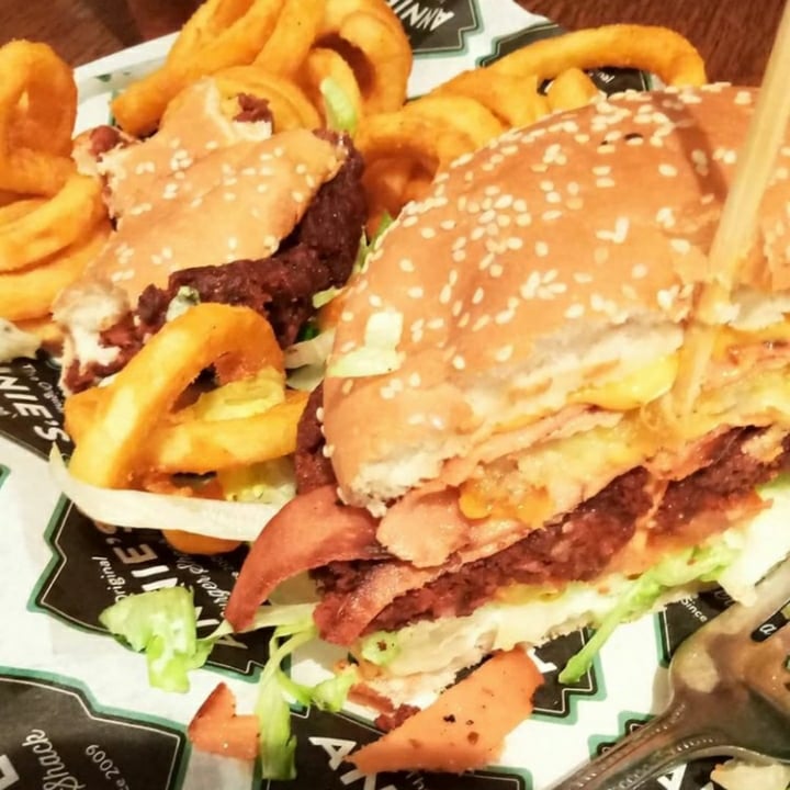 review photo of Annie's Burger Shack The Vegan Reggie shared by @luciaragni on 27 Apr 2021 - review