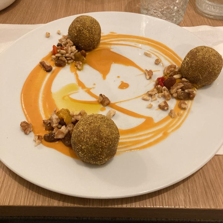 photo of Orto Osteria dalla terra Falafel di ceci con crema di peperoni dolci, noci, pinoli e uvette shared by @vegvaleria on  15 Sep 2022 - review