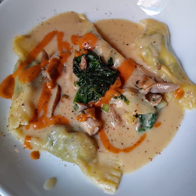 Photo du plat “Raviolis de espinacas y ciruela con salsa de cebolleta”