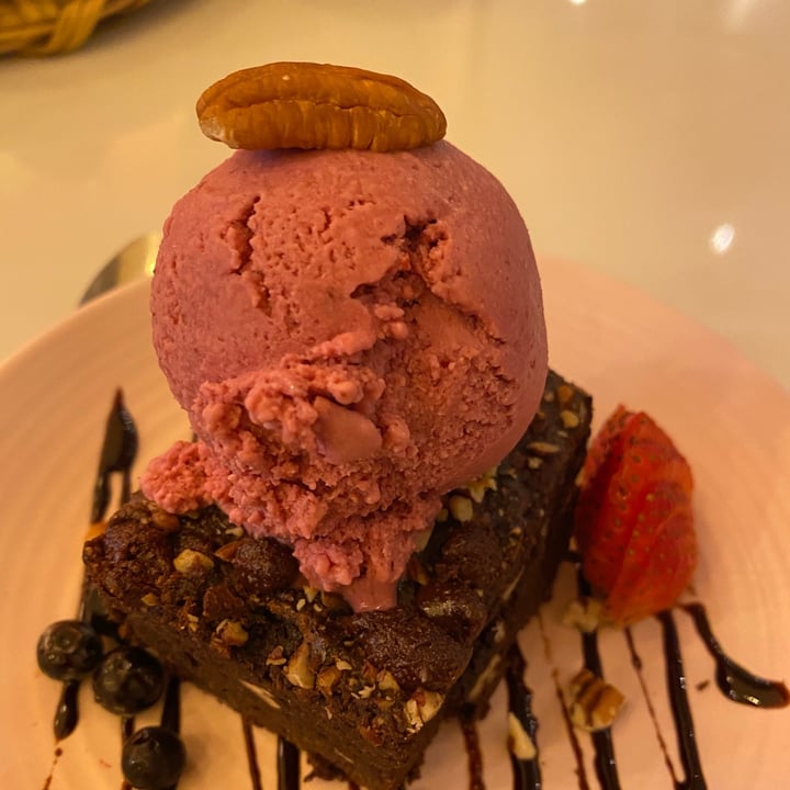 photo of La Pitahaya Vegana Brownie con helado de frutos rojos shared by @calci-fer on  03 Jul 2021 - review