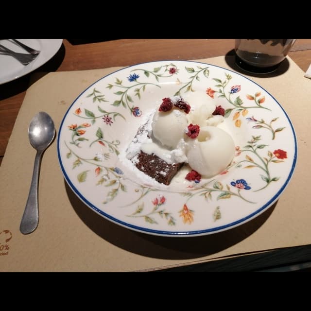 Foto del plato “Brownie de chocolate con helado de limón”