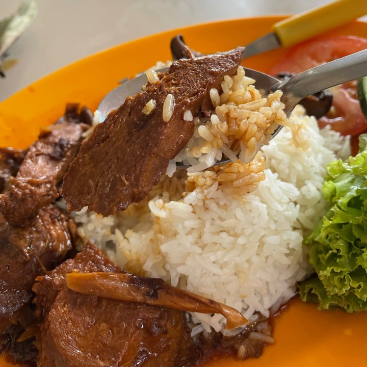 review photo of Victor's Vegetarian Food Vegan Mushroom Chicken Rice shared by @ratatouvege on 28 Aug 2021 - review