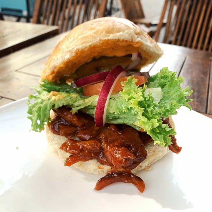 photo of The Vegetarian Butcher - Der Vegetarische Metzger (Konzeptstore Berlin) Pulled Beef Burger shared by @goodvibesonly on  20 Nov 2019 - review