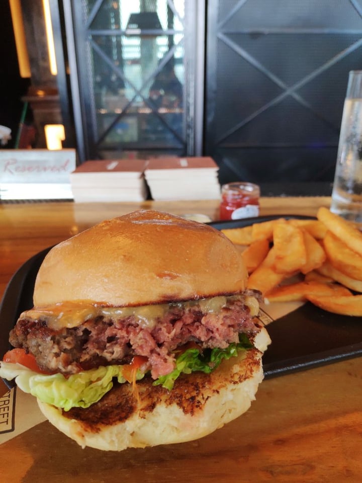 photo of Bread Street Kitchen Singapore The Impossible Burger shared by @simhazel on  12 Mar 2019 - review