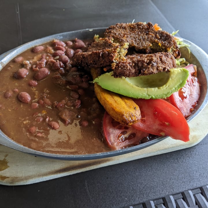 photo of El patio de mi casa Hotel Restaurante tipico vegetariano trucha comida rapida nachos burritos grupos familia amigos excursiones tours cocora healty food Bandeja Paisa, Patacon con Salsa shared by @paulzenevicius on  19 Oct 2022 - review