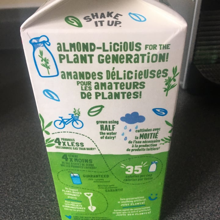 photo of Earth's Own Unsweetened Vanilla Almond Mylk shared by @melodiepaquetanimals on  20 Feb 2021 - review