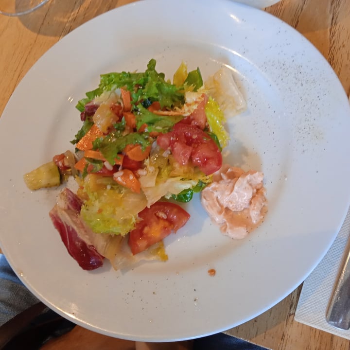 photo of Restaurante Alive Ensalada con salsa rosa shared by @nuriaolme on  26 Aug 2021 - review
