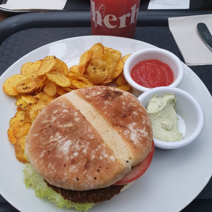 photo of Herbívoro restaurante vegano Hamburguesa De Falafel shared by @lassveglove on  21 Feb 2021 - review