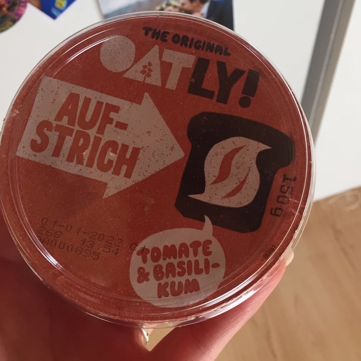 photo of Oatly Aufstrich Tomate & Basilikum (Tomato & Basil Spread) shared by @alwaysellerbrock on  14 Dec 2021 - review