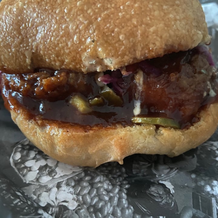 photo of Fat Vegan Hamburguesa BBQ BOM BOM shared by @moonberodd on  20 May 2021 - review