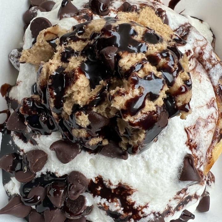 photo of Cinnaholic Victoria Cookie Monster cinnamon bun shared by @veganmika on  22 Nov 2021 - review