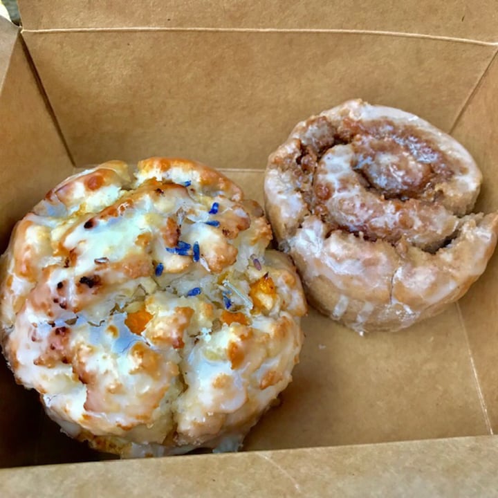 photo of Back To Eden Bakery Scone and cinnamon roll shared by @pdxveg on  09 Sep 2019 - review
