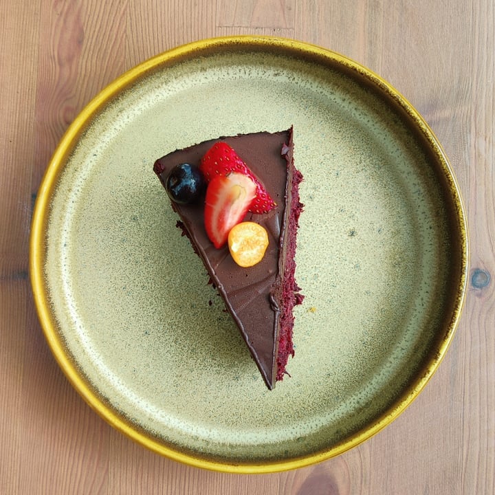 review photo of Genius Central Singapore Raw beetroot cake shared by @mansiv on 12 Feb 2021 - review