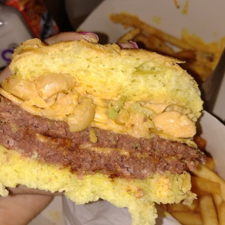 photo of VEGAN FOX Mac & cheese burger shared by @celevegan on  12 Aug 2021 - review
