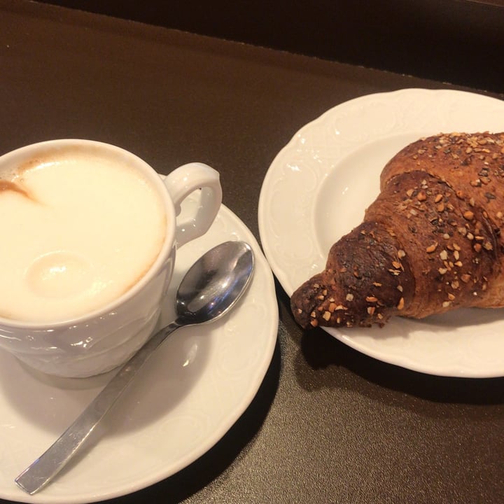review photo of Pastry Luca Milano Vegan Croissant shared by @marghemf on 07 May 2022 - review
