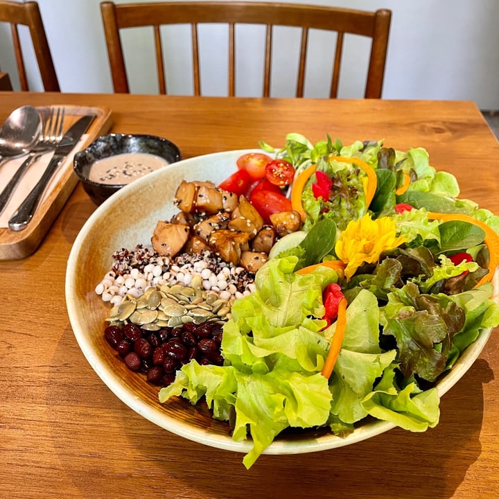 review photo of Veggiology Saute ́ ed Sesame Mushroom Multigrains Forest Salad shared by @bkkswe on 06 Oct 2021 - review