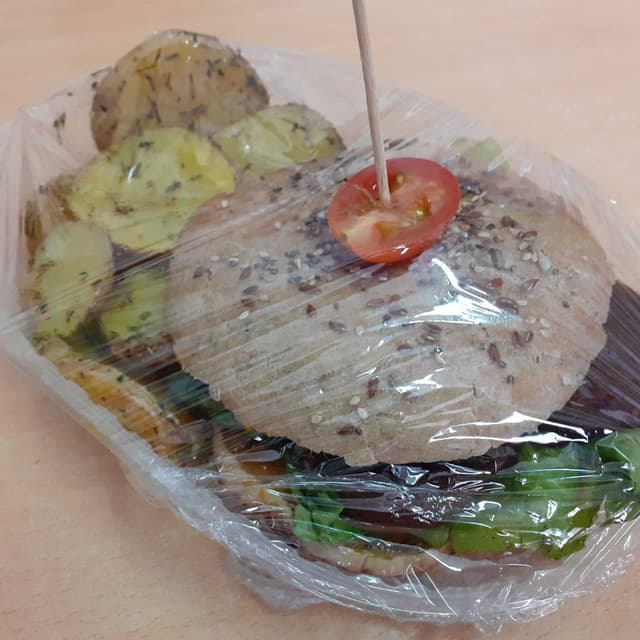 Photo of the dish “Sandwich de seitán con papas a las finas hiervas”