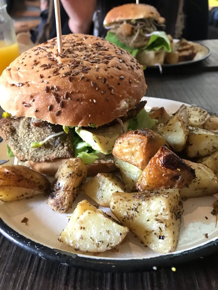 photo of Estilo Veggie Hamburguesa Crispy Tofu shared by @annyruidias on  16 Jul 2019 - review