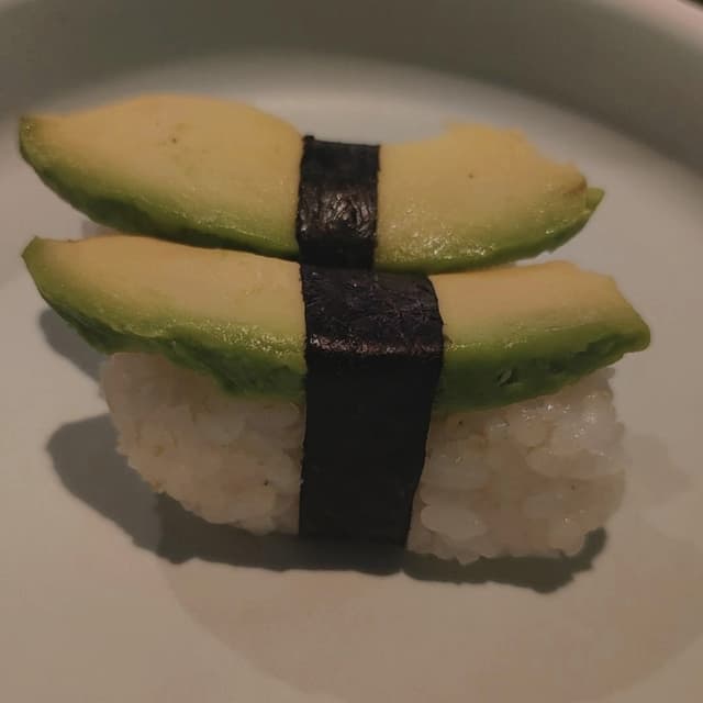 「hosomaki avocado」の料理の写真