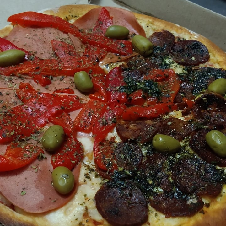 photo of Blondie Pizza Mitad Jamón Y Morrones Y Mitad Longaniza Vegana shared by @xcuasidelictualx on  22 Oct 2020 - review