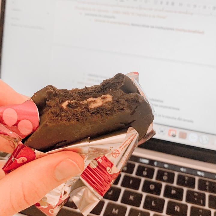 photo of Un Rincón Vegano Especismo Alfajor Relleno de Pasta de Maní con Baño de Repostería Negro shared by @maryhei on  14 Jul 2022 - review