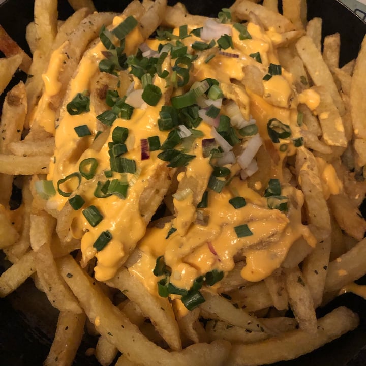 review photo of El Vivero “Food, Beer & Drinks” (Primer Piso) Papas con cheddar y verdeo shared by @agusk on 17 Mar 2022 - review