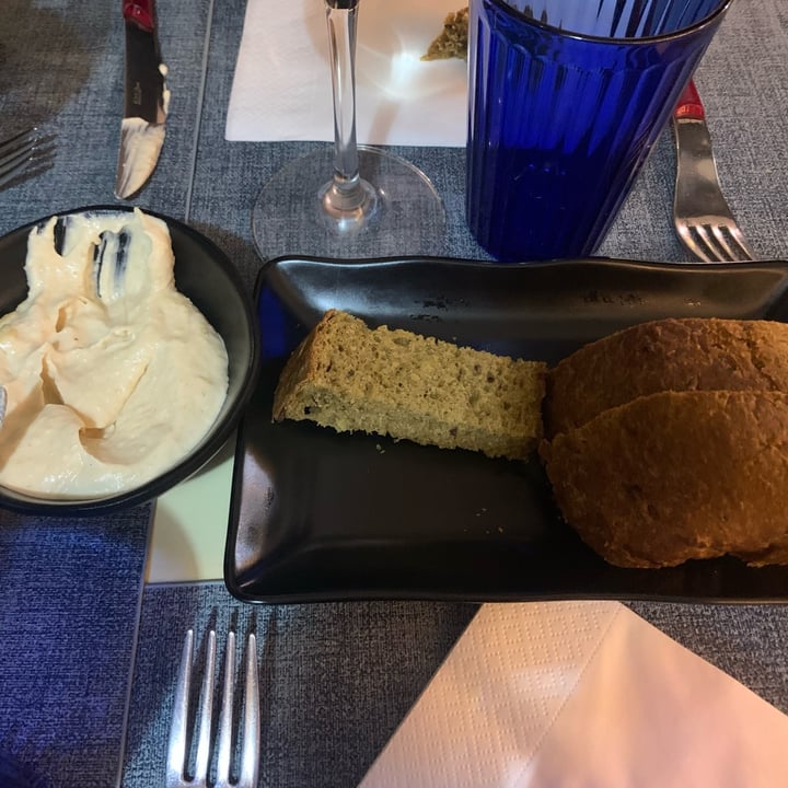 photo of Alhambra Risto veg Hummus con pane nero shared by @giulifrida on  26 Mar 2022 - review