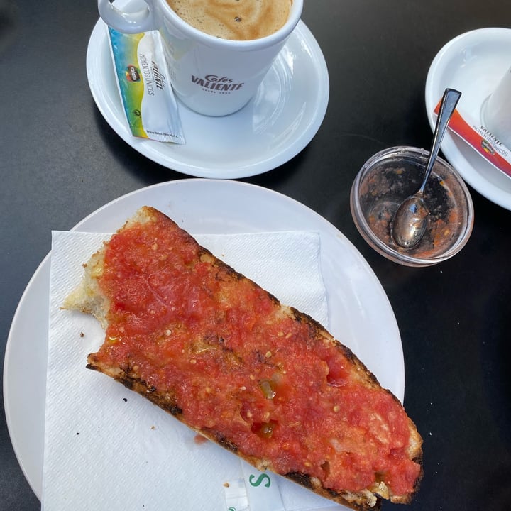 review photo of La Nova Torronera desayuno/tostada de tomate/cafè con leche de avena shared by @giuliahazel on 19 Oct 2022 - review