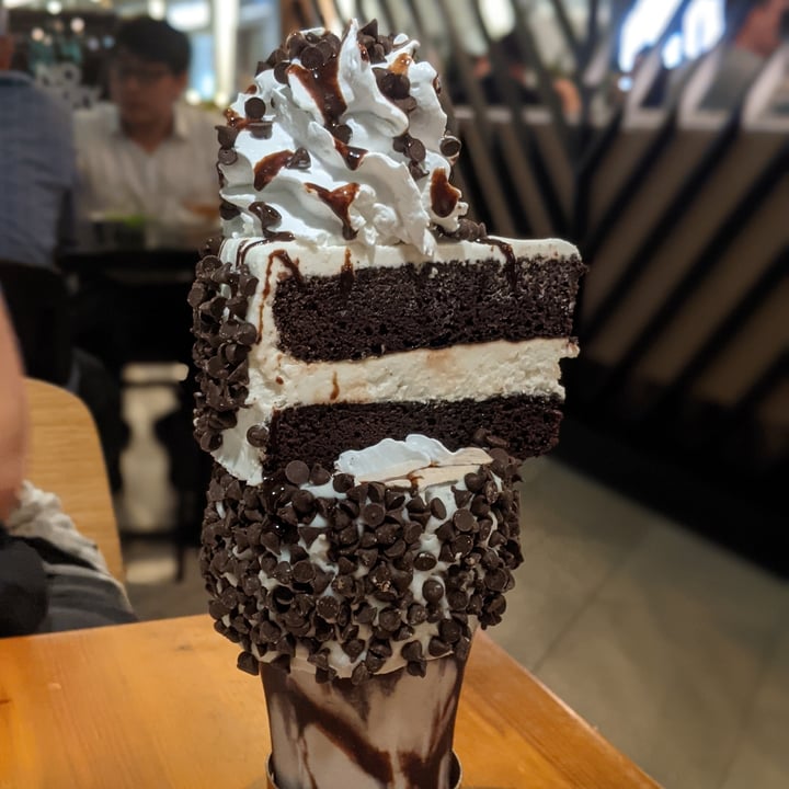 photo of Black Tap Singapore Vegan Black & White Cakeshake shared by @shawneofthedead on  02 Dec 2020 - review