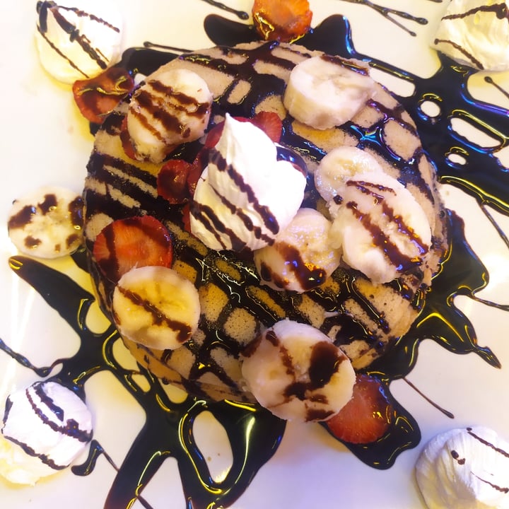 review photo of New Freedom Cakes Café Pancakes De Fresa Y Plátano shared by @raultrajkovska on 19 Sep 2021 - review