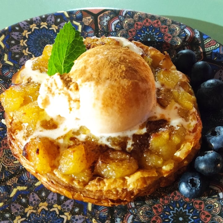 photo of Hakuna Matata Veggie Hojaldre de manzana con helado shared by @marinasnchez on  22 Aug 2021 - review