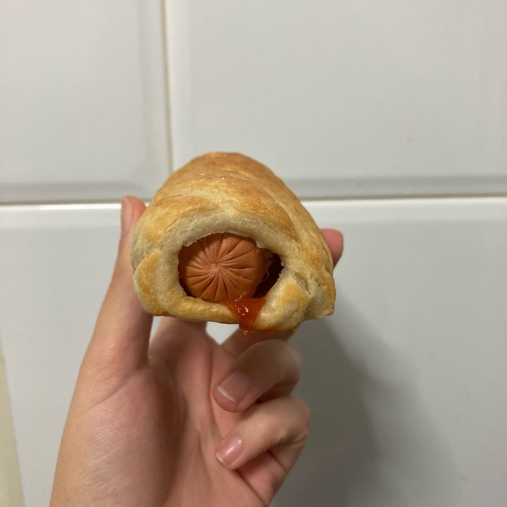 review photo of Vemondo Hot dog shared by @veganwildce on 27 Nov 2022 - review