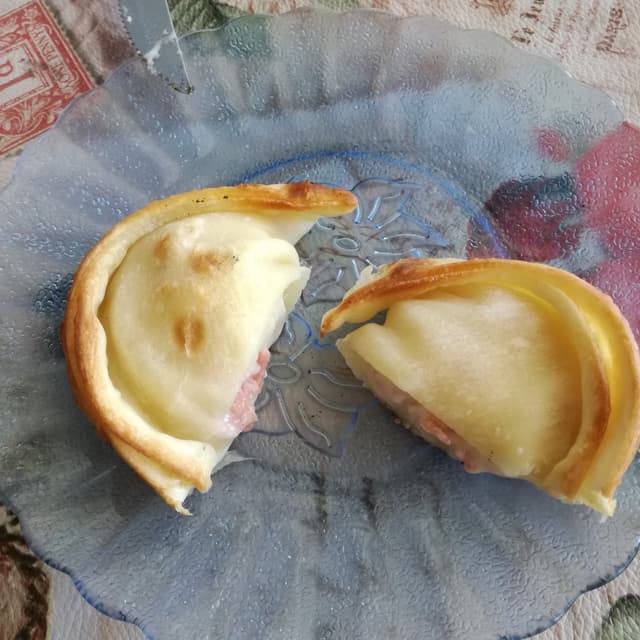 菜肴“Empanada de jamon y queso”的照片