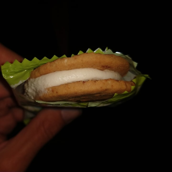 photo of Animal kind Alfajor Vegano Mousse de Limon shared by @lelemore on  12 Nov 2022 - review