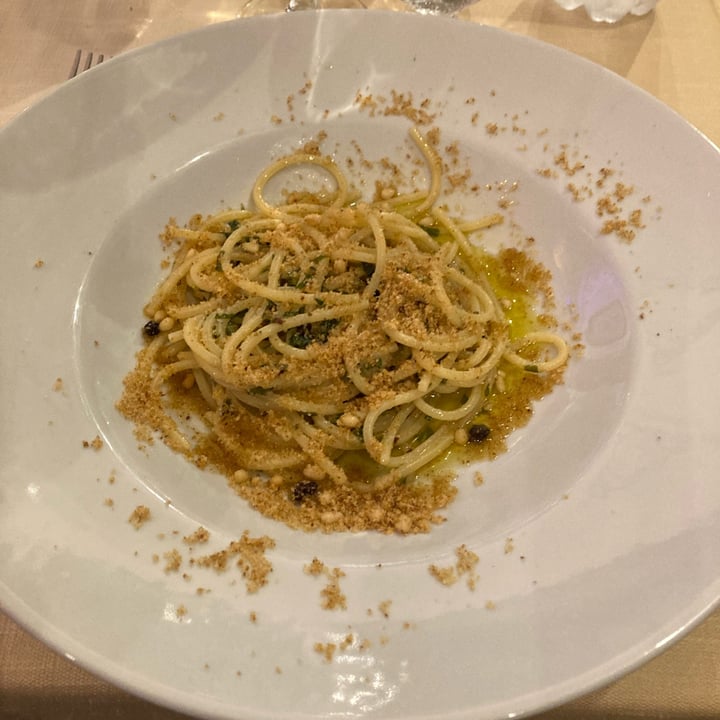 photo of La Locandiera di Palazzo Bellomo spaghetti aglio, olio e peperoncino con pangrattato, pinoli e uvetta shared by @leandradg on  06 Sep 2022 - review