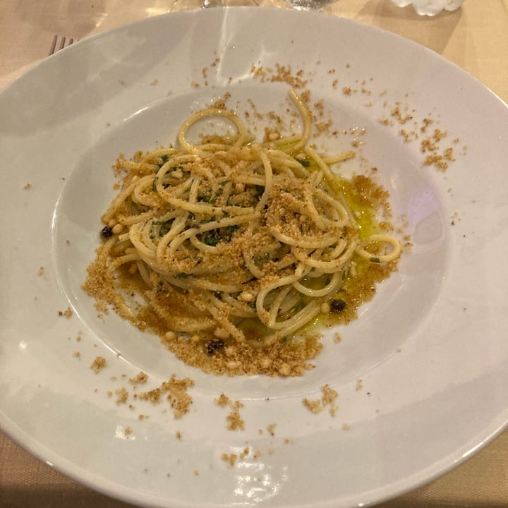review photo of La Locandiera di Palazzo Bellomo spaghetti aglio, olio e peperoncino con pangrattato, pinoli e uvetta shared by @leandradg on 06 Sep 2022 - review