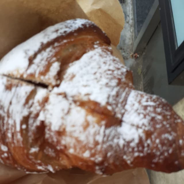 「cornetto con marmellata di albicocca」の料理の写真