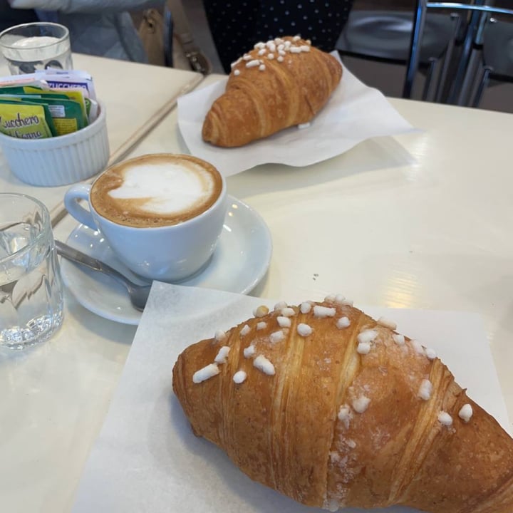 photo of Bar Dolcezza di Cuscunà Temistocle Croissants shared by @greta08 on  11 Dec 2021 - review