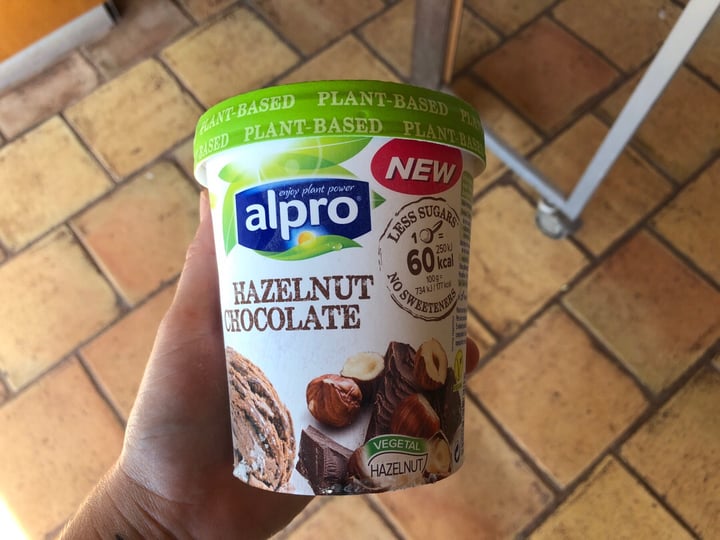 photo of Alpro Hazelnut Chocolate Ice Cream shared by @anaiturrizar on  25 Aug 2019 - review
