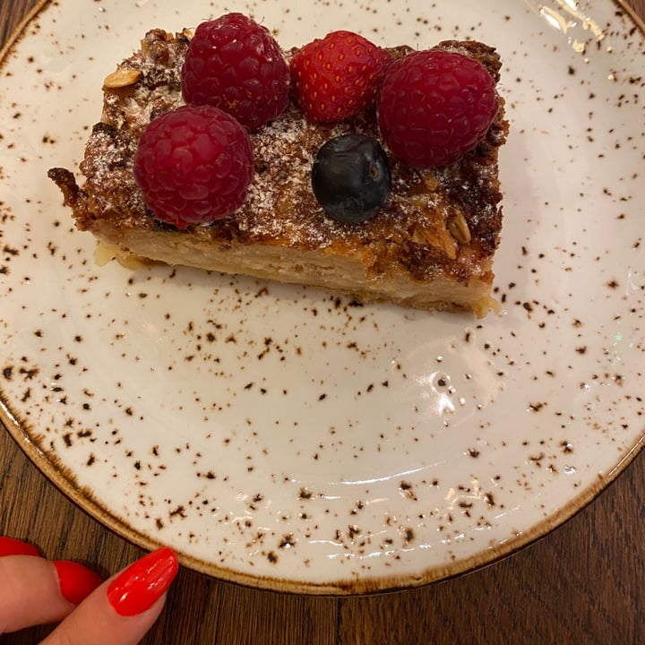 photo of L'Eto Brompton Apple Crumble Cake shared by @alexandrata on  29 Jul 2020 - review